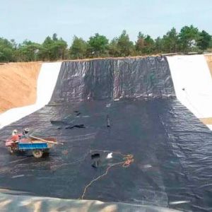 土工膜防滲施工現(xiàn)場(chǎng)
